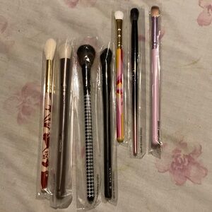 Assorted designer make up brushes.
